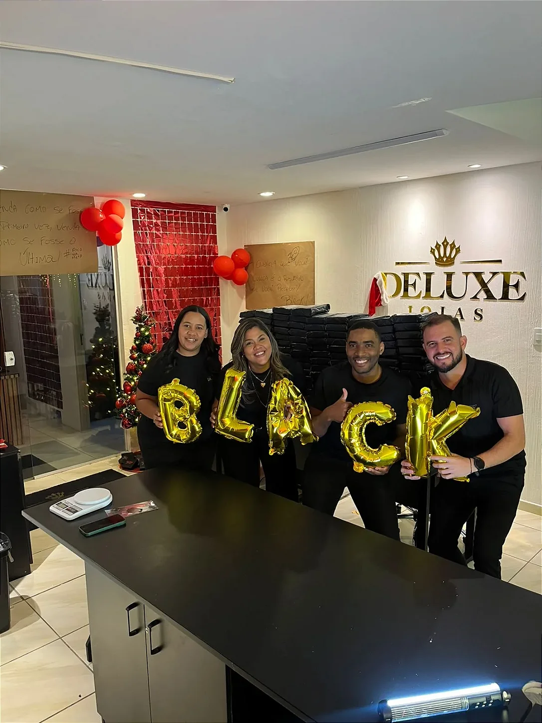 Equipe Deluxe Joias comemorando resultados