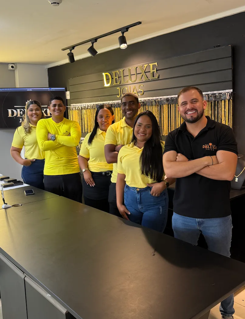 Equipe Deluxe Joias dentro da loja
