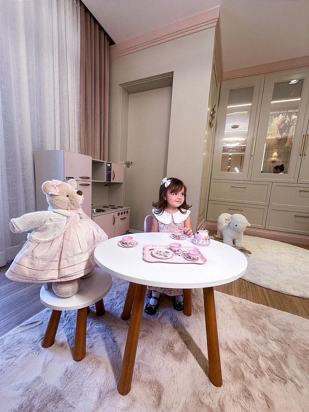 Quarto da Antonella cama mesinha