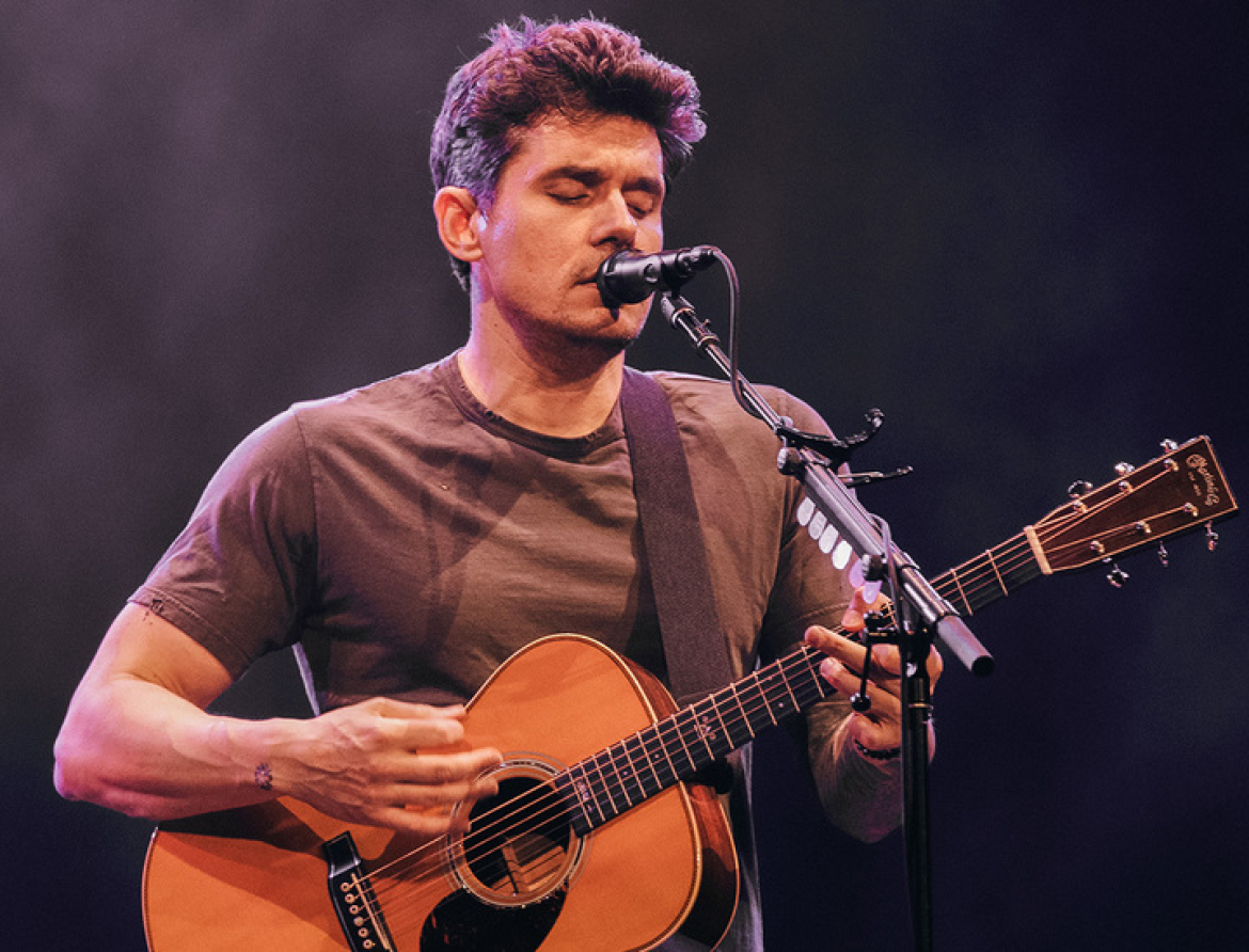 John Mayer tocando violão