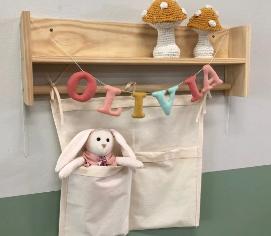 Quarto de bebê com itens personalizados e macramê