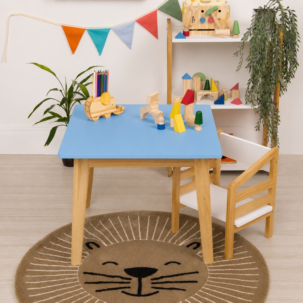 Mesa Infantil Theo em uso