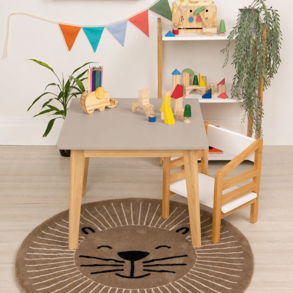 Mesa Infantil Theo em uso