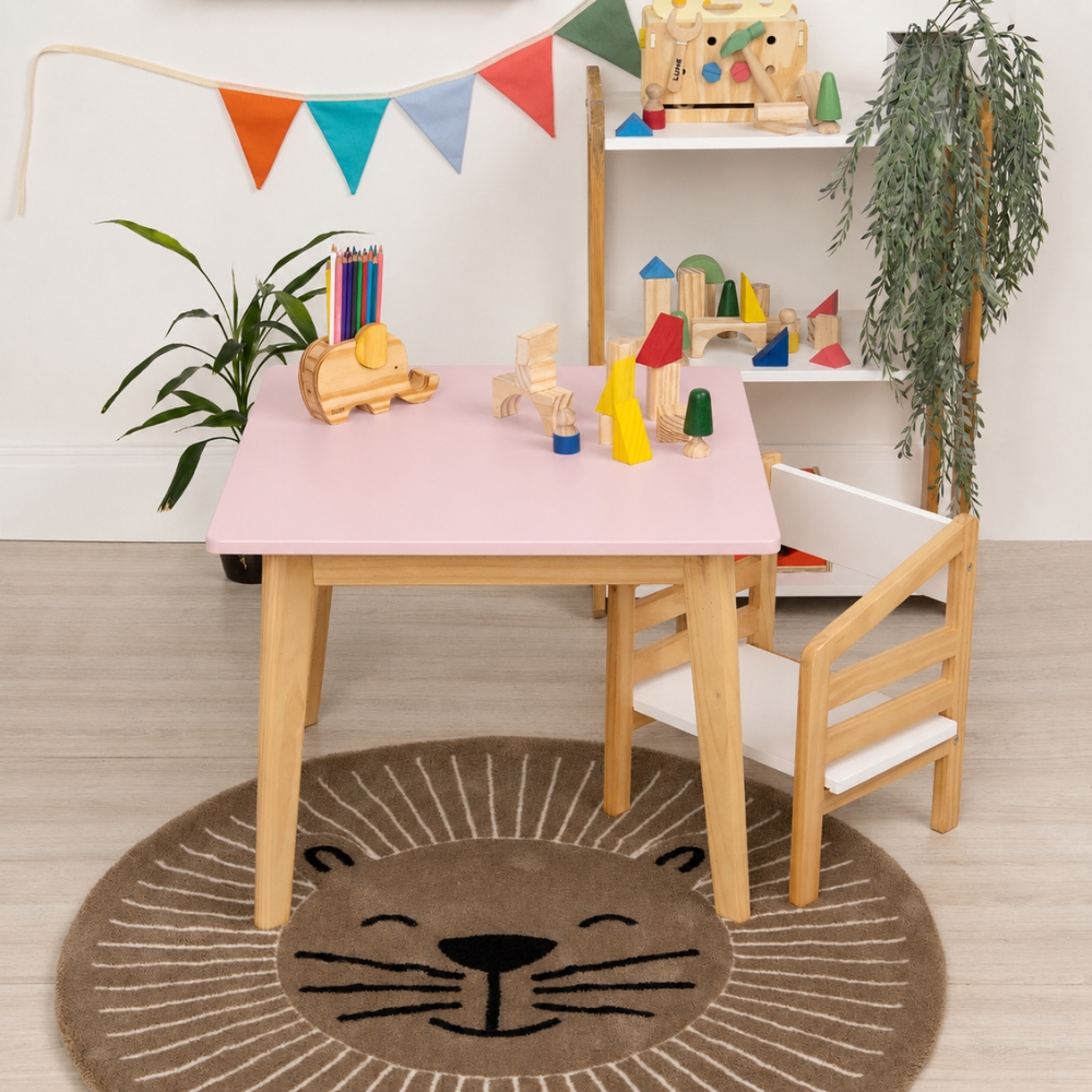 Mesa Infantil Theo em uso
