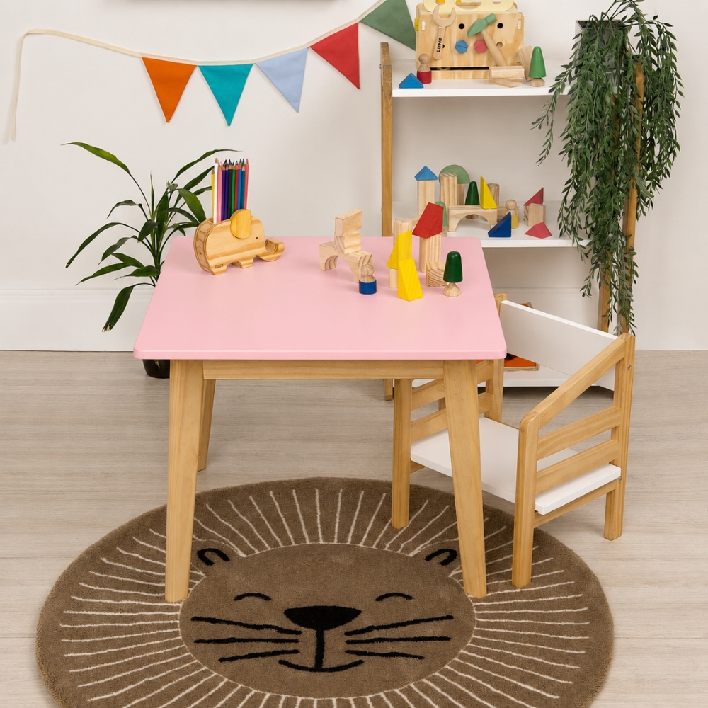 Mesa Infantil Theo em uso