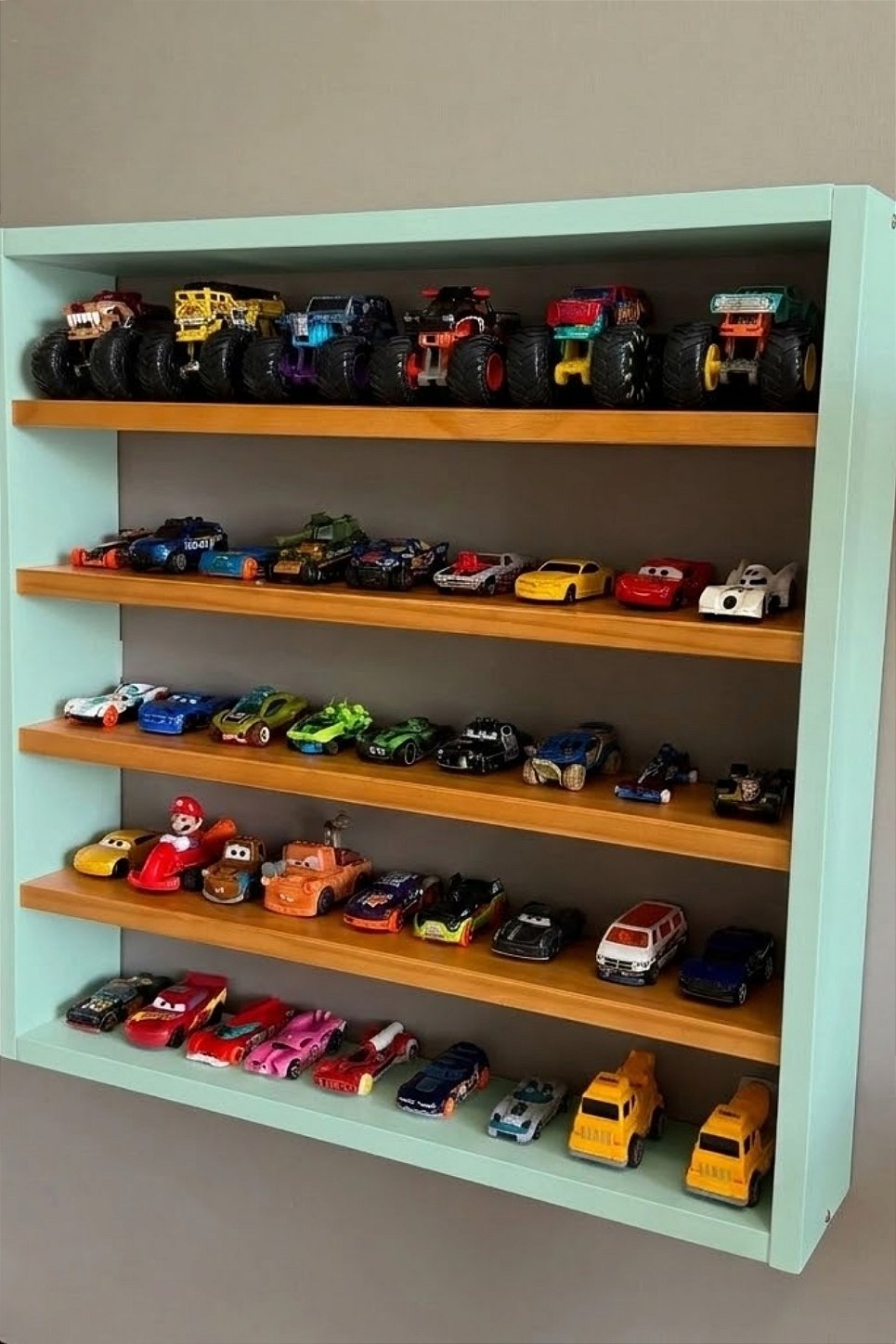 Prateleira carrinhos quarto infantil