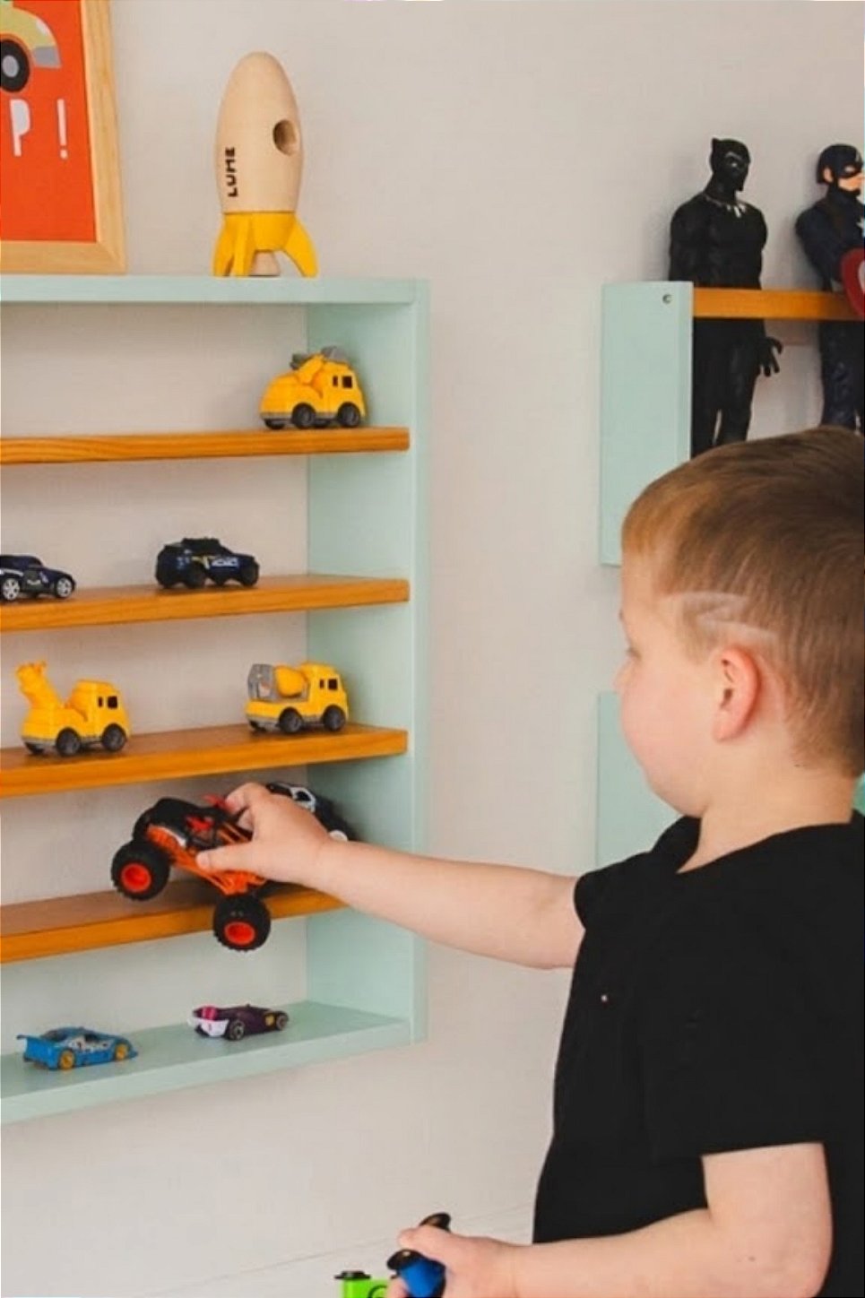 Prateleira carrinhos montessoriana