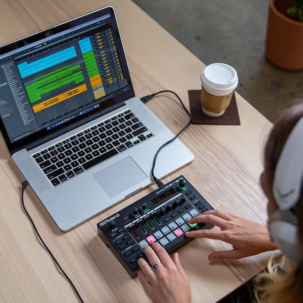 Sequenciador Roland MC-101 Groovebox - AudioDriver Instrumentos