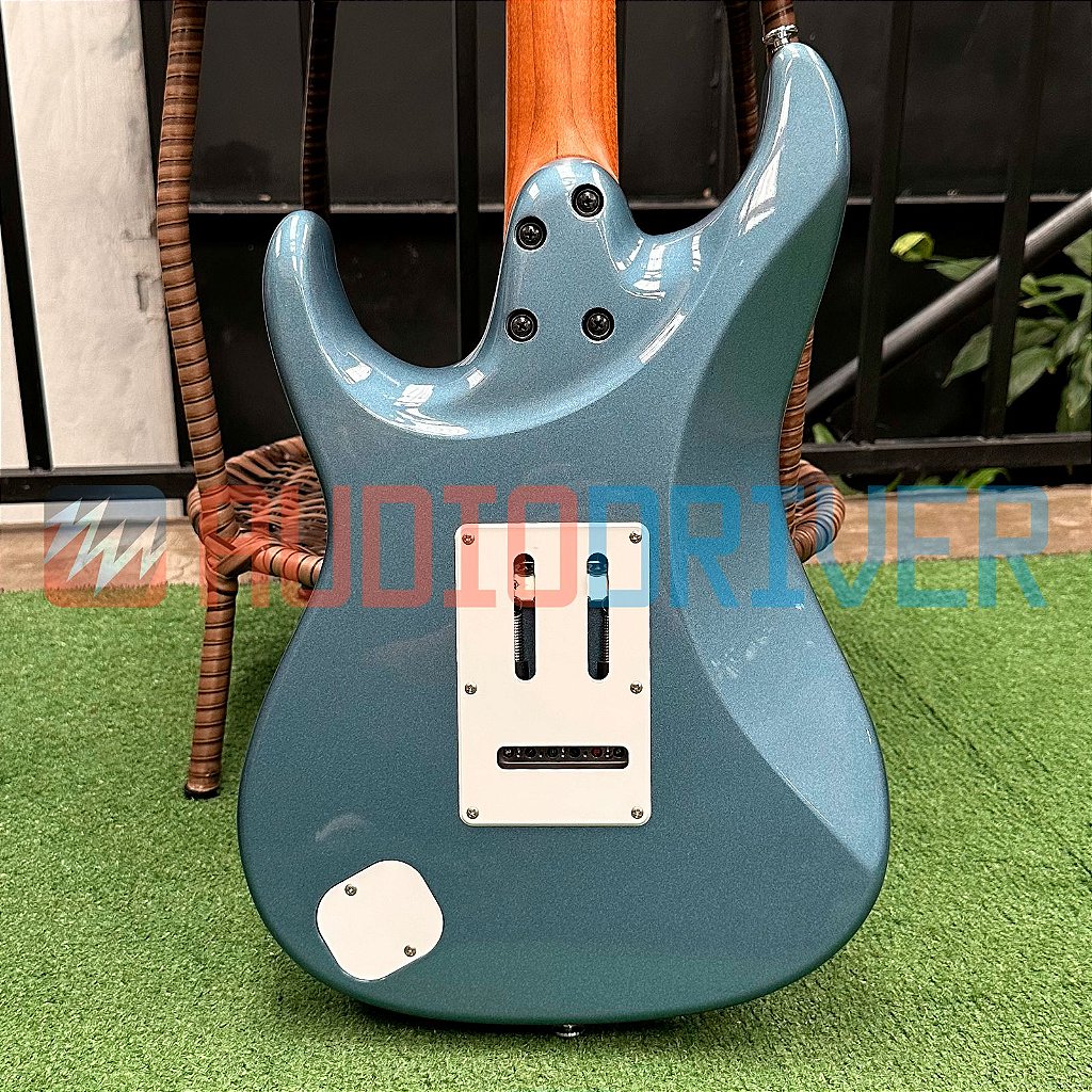 Guitarra Super Strato Japonesa Ibanez AZ2204 Ice Blue Metallic com