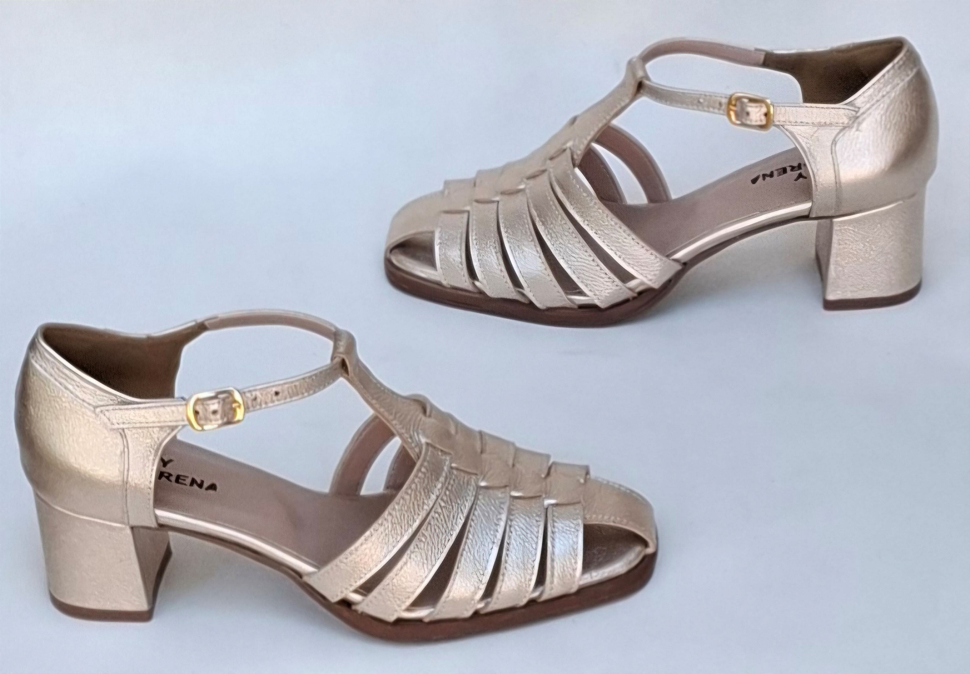 Sandália  em  couro champanhe