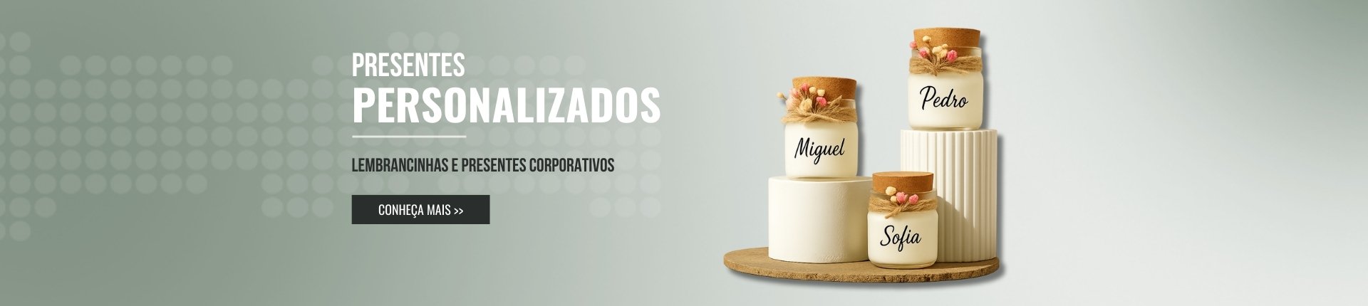 Três potes de vidro com velas decoradas representando lembrancinhas e presentes corporativos personalizados
