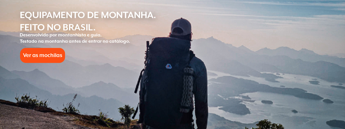 Mochila ACIMO em uso na montanha — equipamento de montanhismo feito no Brasil