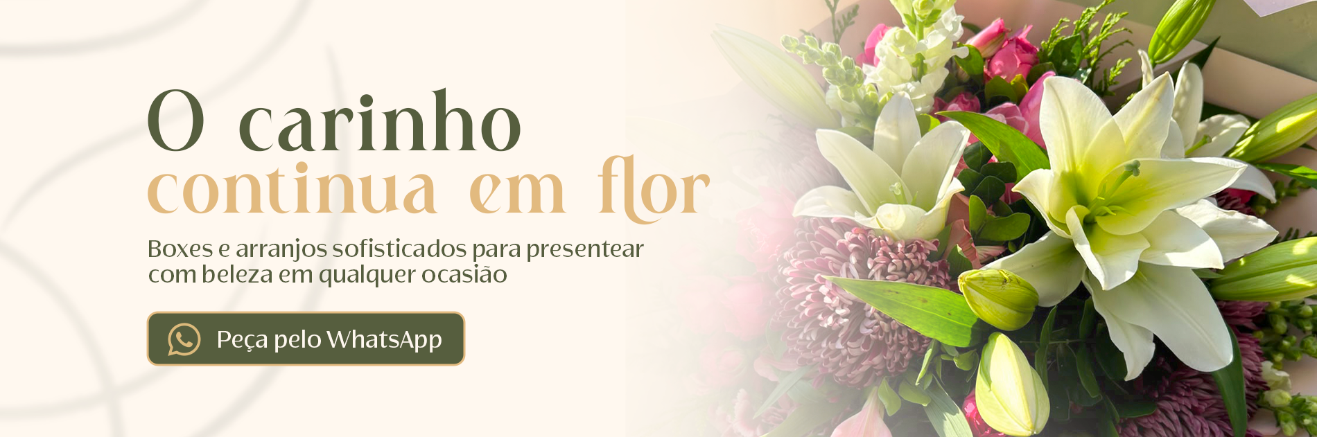 Arranjos com mix de flores brancas e leve toque de amarelo