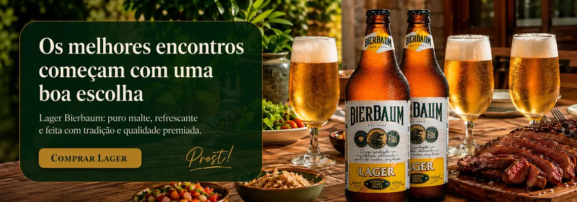 Churrasco à mesa com duas garrafas de Bierbaum Lager 600 ml e taças servidas ao ar livre