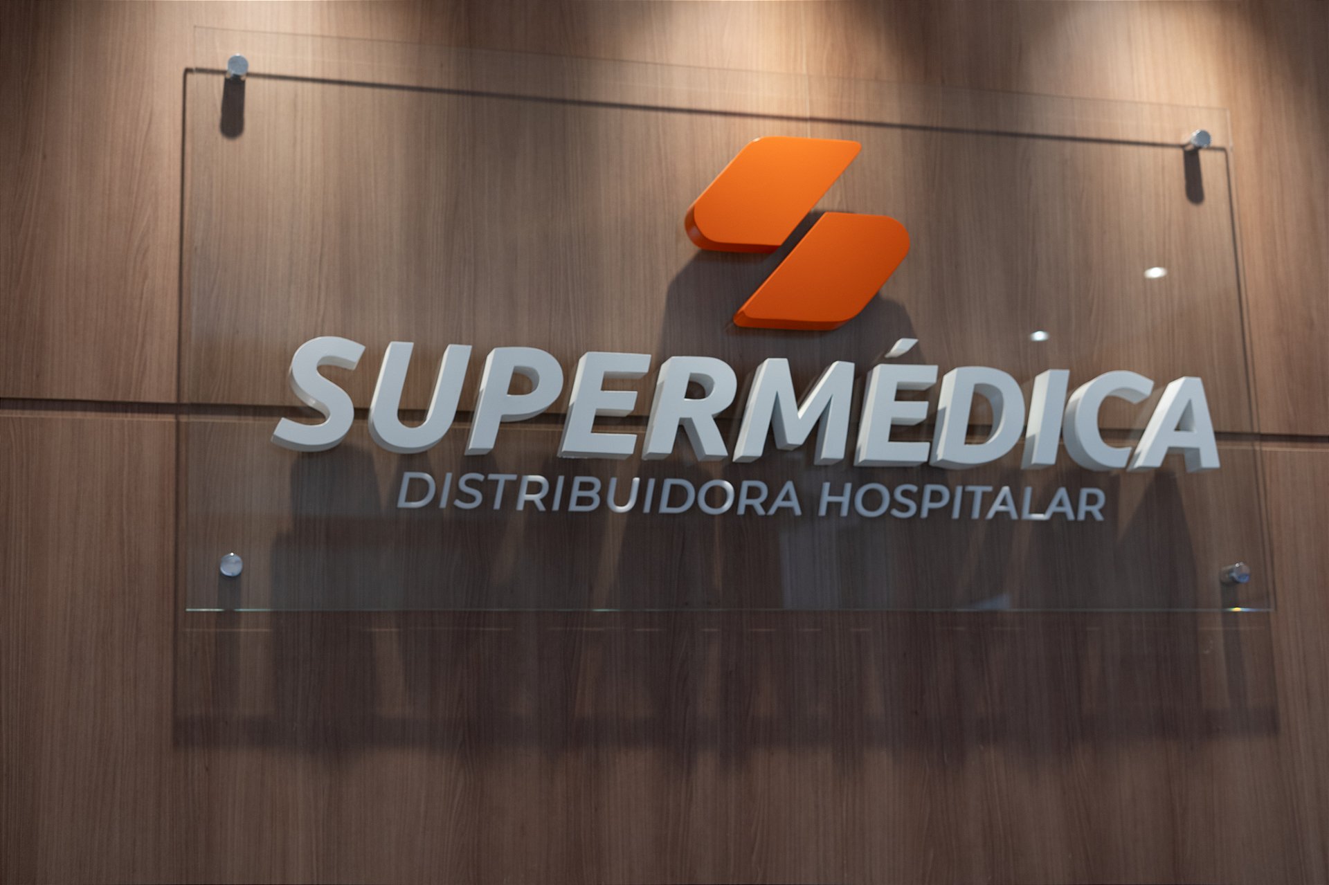 painel com logo Supermédica Distribuidora Hospitalar