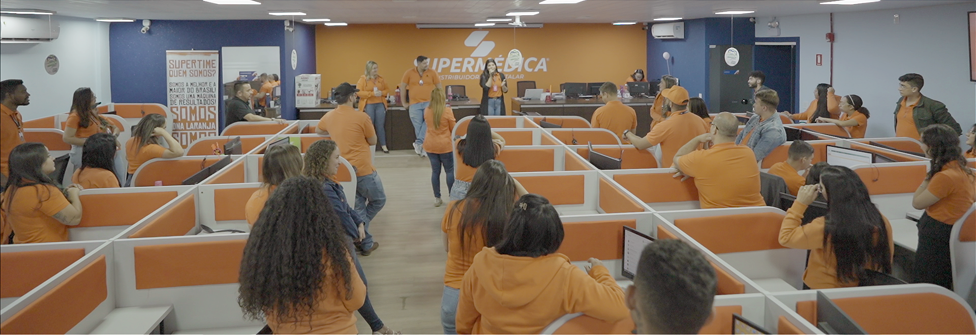 sala com equipe de vendas da empresa