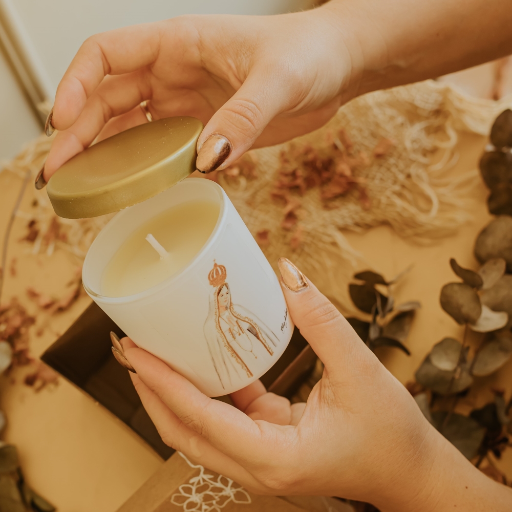 Vela Aromática Nossa Senhora de Fátima 200g | 40h - Velas Aromáticas Etti