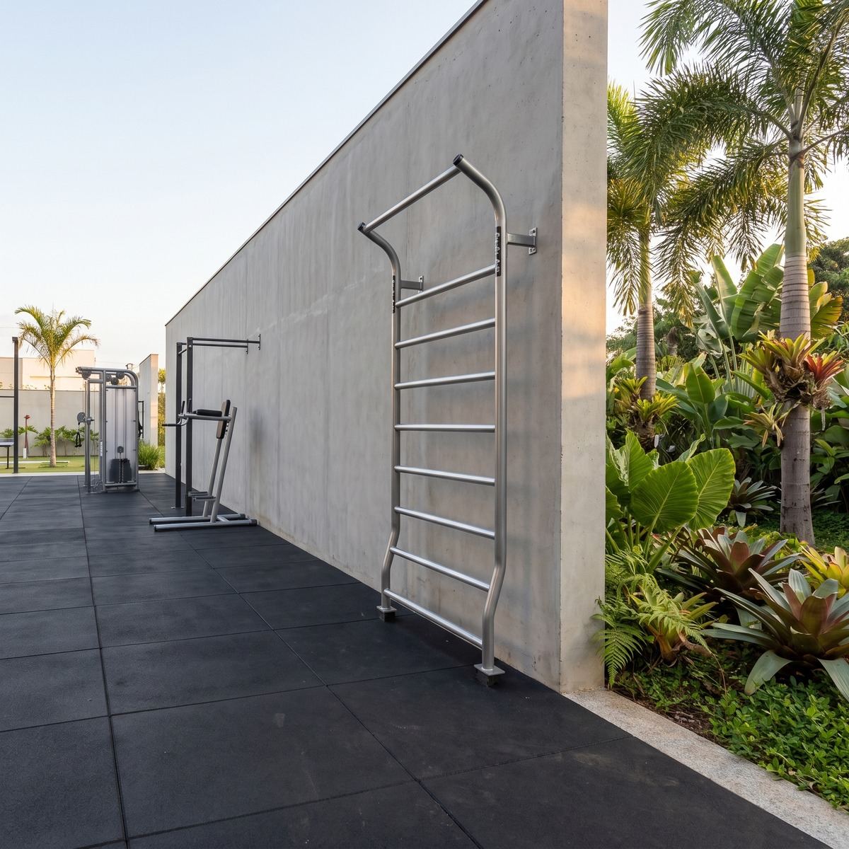 Espaldar na área fitness externa de um empreendimento residencial