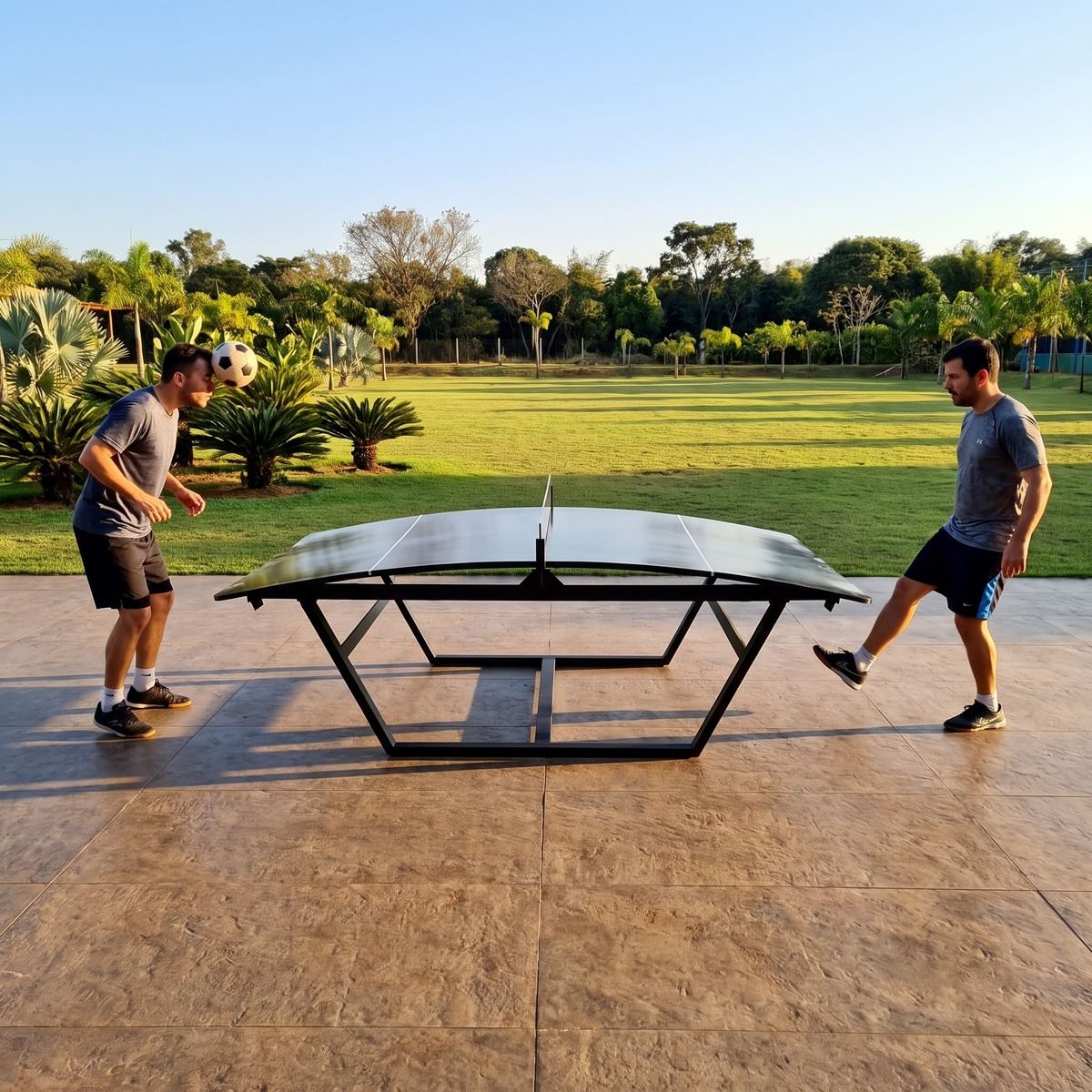 Futmesa para condomínio: moradores jogando na área de lazer
