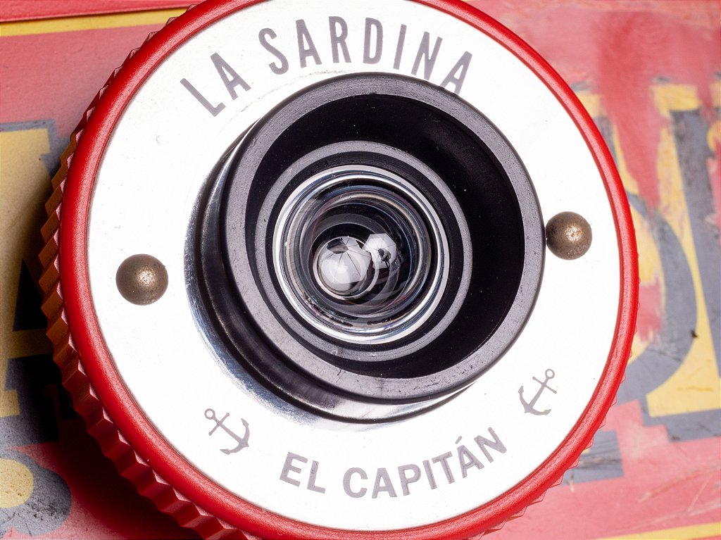 Câmera Lomography La Sardina - El Capitan - Vermelha + 1 Filme