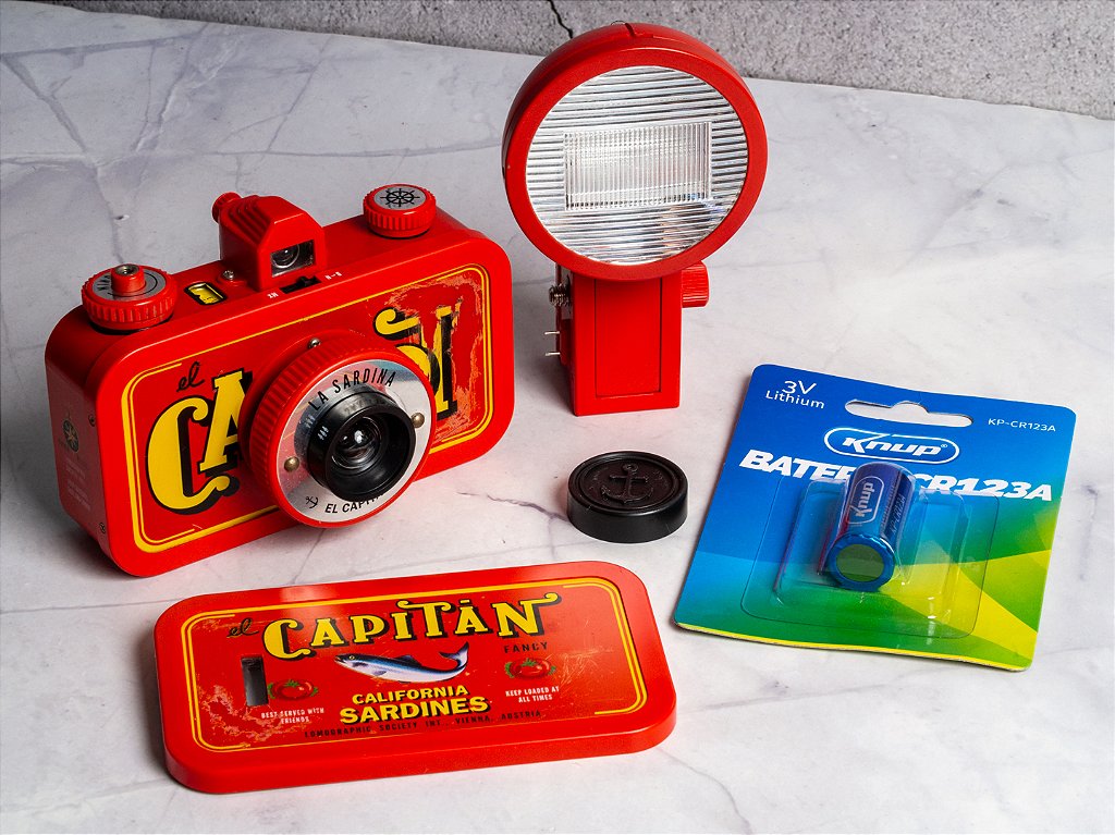 【美品】Lomography La Sardina El Capitan Câmera Lomography La Sardina - El Capitan - Vermelha + 1 Filme