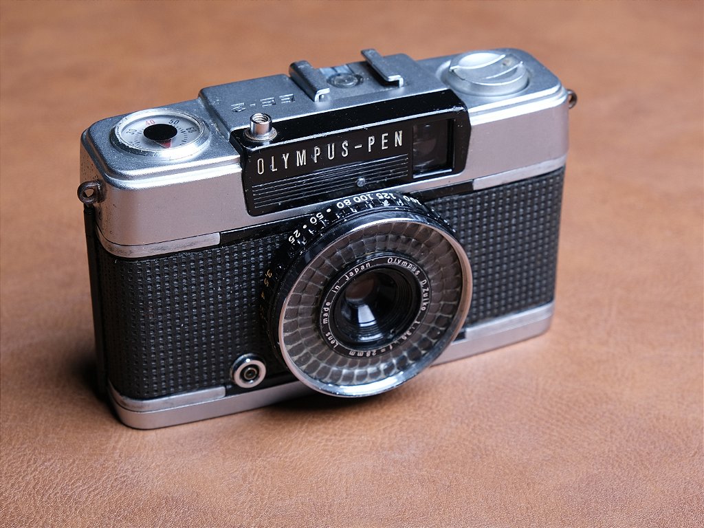 Câmera 35mm - Olympus Pen EE2 + Alça + 2 Filmes - Condição 8.8/10