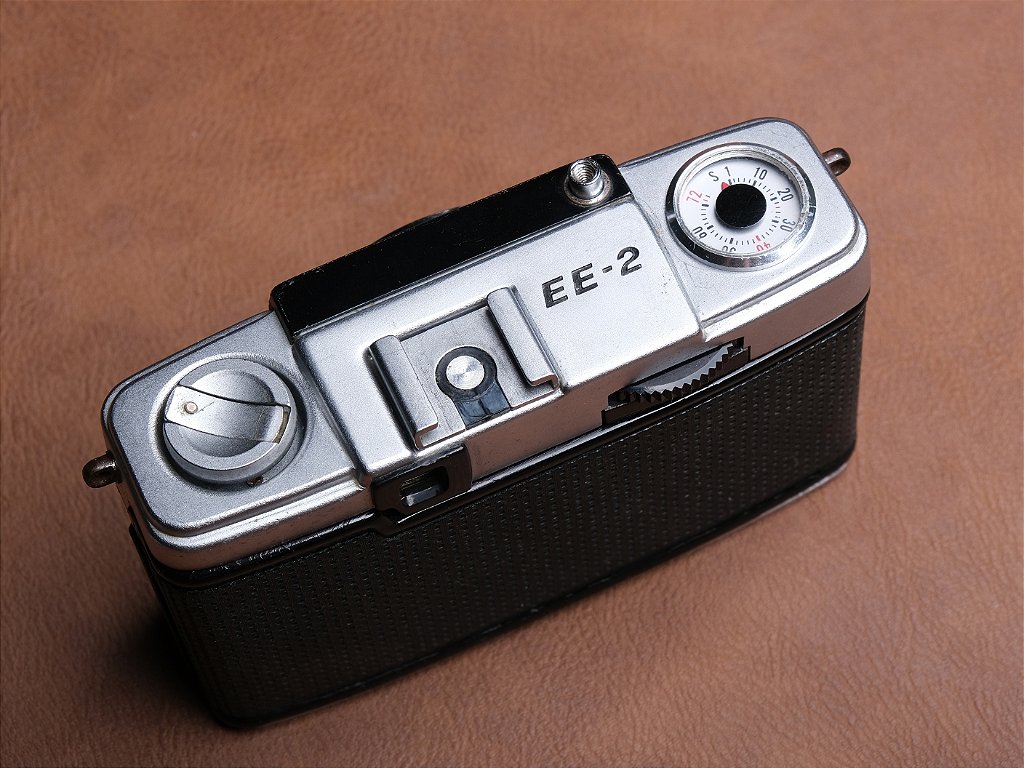 Câmera 35mm - Olympus Pen EE2 + Alça + 2 Filmes - Condição 8.8/10