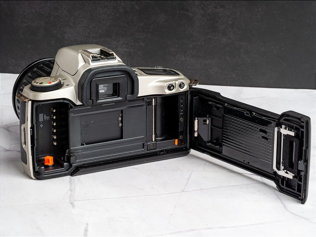 Câmera 35mm - Canon EOS 500N + Lente 35-80mm (8/10) + Alça Nova