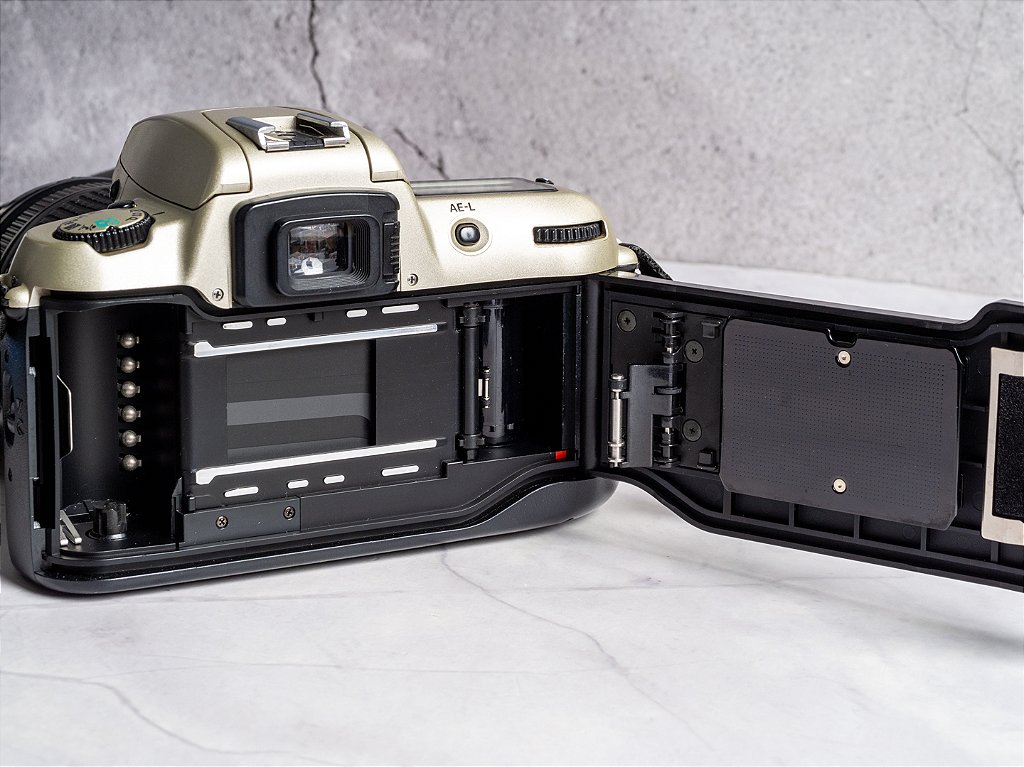 Câmera 35mm - Nikon F60 + Lente Nikkor 28-80mm D (10/10) + Alça +