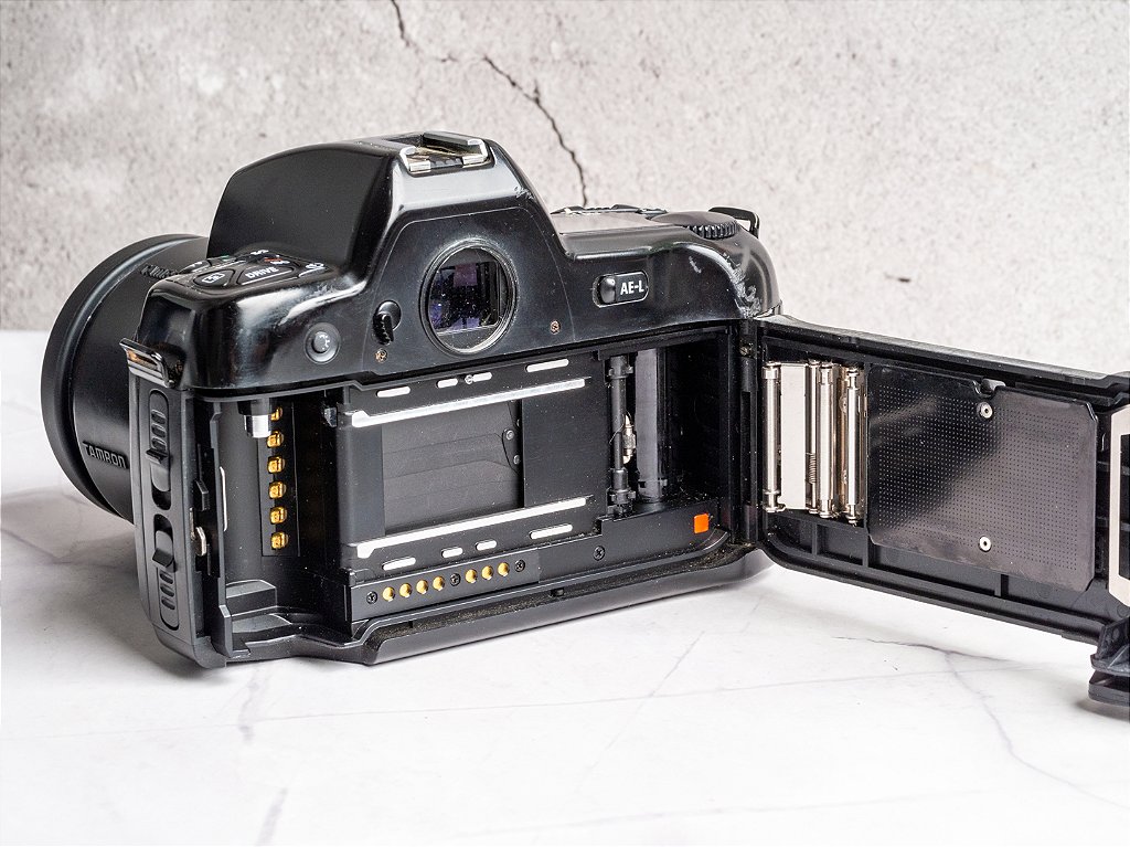 Câmera 35mm - Nikon F90x (8.5) + Lente Tamrom 28-80mm (9/10) +