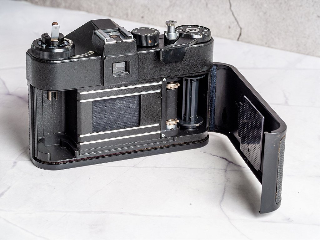 ZENIT 11・フィルムカメラ ＋ レンズhelios 58mm f2film Soviet Zenit 11 35mm SLR Film Camera with 58mm F2 Helios 44m