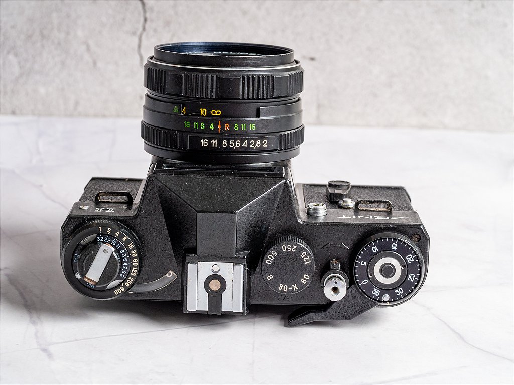 ZENIT 11・フィルムカメラ ＋ レンズhelios 58mm f2film Soviet Zenit 11 35mm SLR Film Camera with 58mm F2 Helios 44m