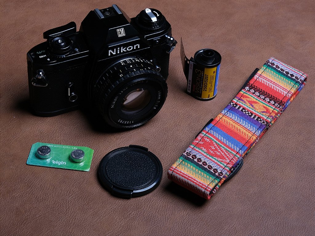 Câmera 35mm - Nikon EM (9.8/10) + Lente 50mm (9/10) + Alça + Tampa