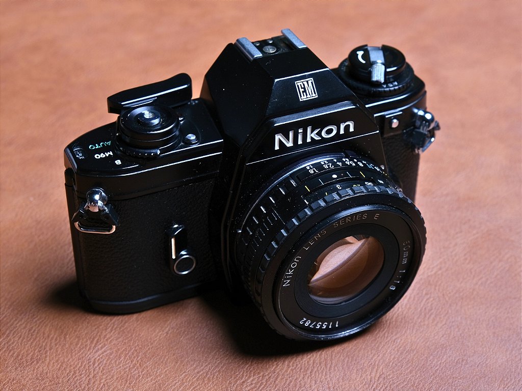 Câmera 35mm - Nikon EM (9.8/10) + Lente 50mm (9/10) + Alça + Tampa Câmera 35mm - Nikon EM (9.8/10) + Lente 50mm (9/10) + Alça + Tampa