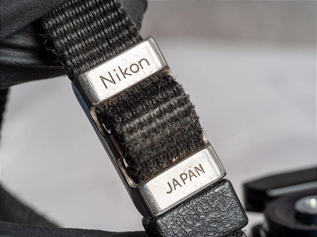 Câmera 35mm - Nikon EM (7/10 - 1 velocidade) + Lente 35-70mm (10