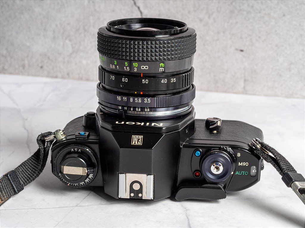 Câmera 35mm - Nikon EM (7/10 - 1 velocidade) + Lente 35-70mm (10