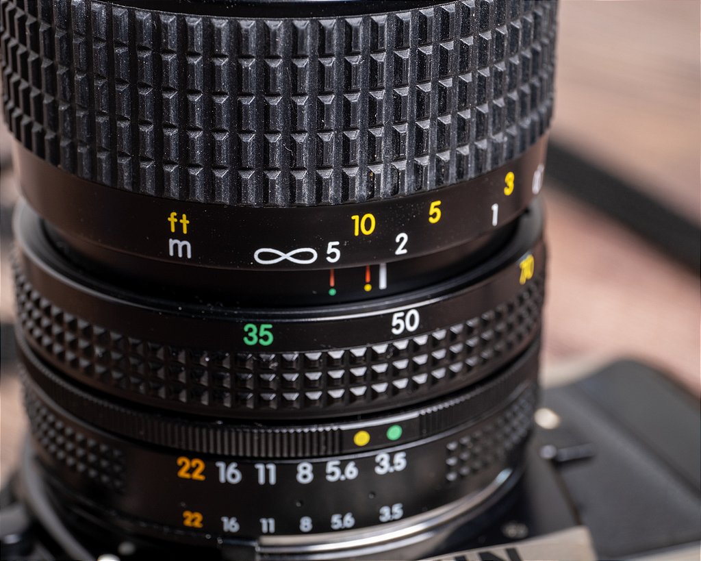 Câmera 35mm - Nikon FM10 (9.9/10) + Lente 35-70mm + Acessórios +