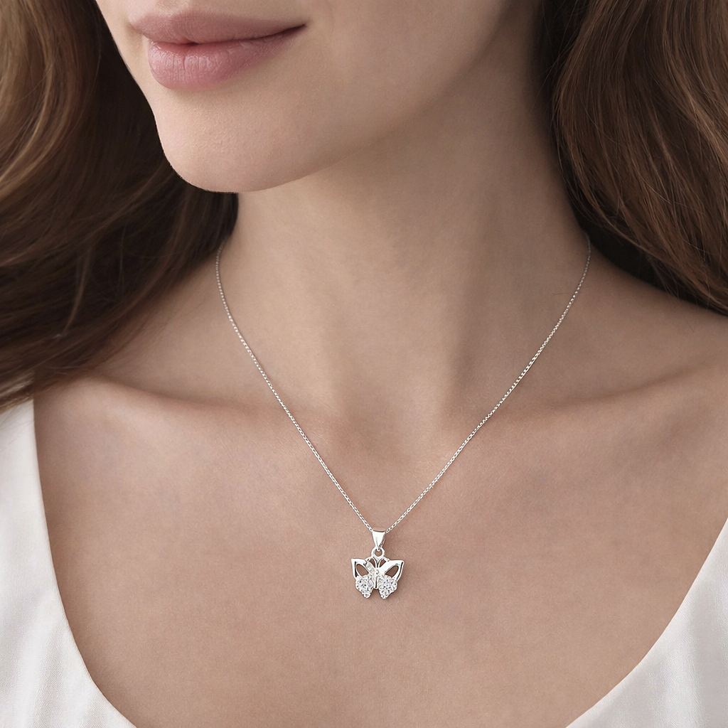 Colar com pingente borboleta cravejada com microzirconias prata 925