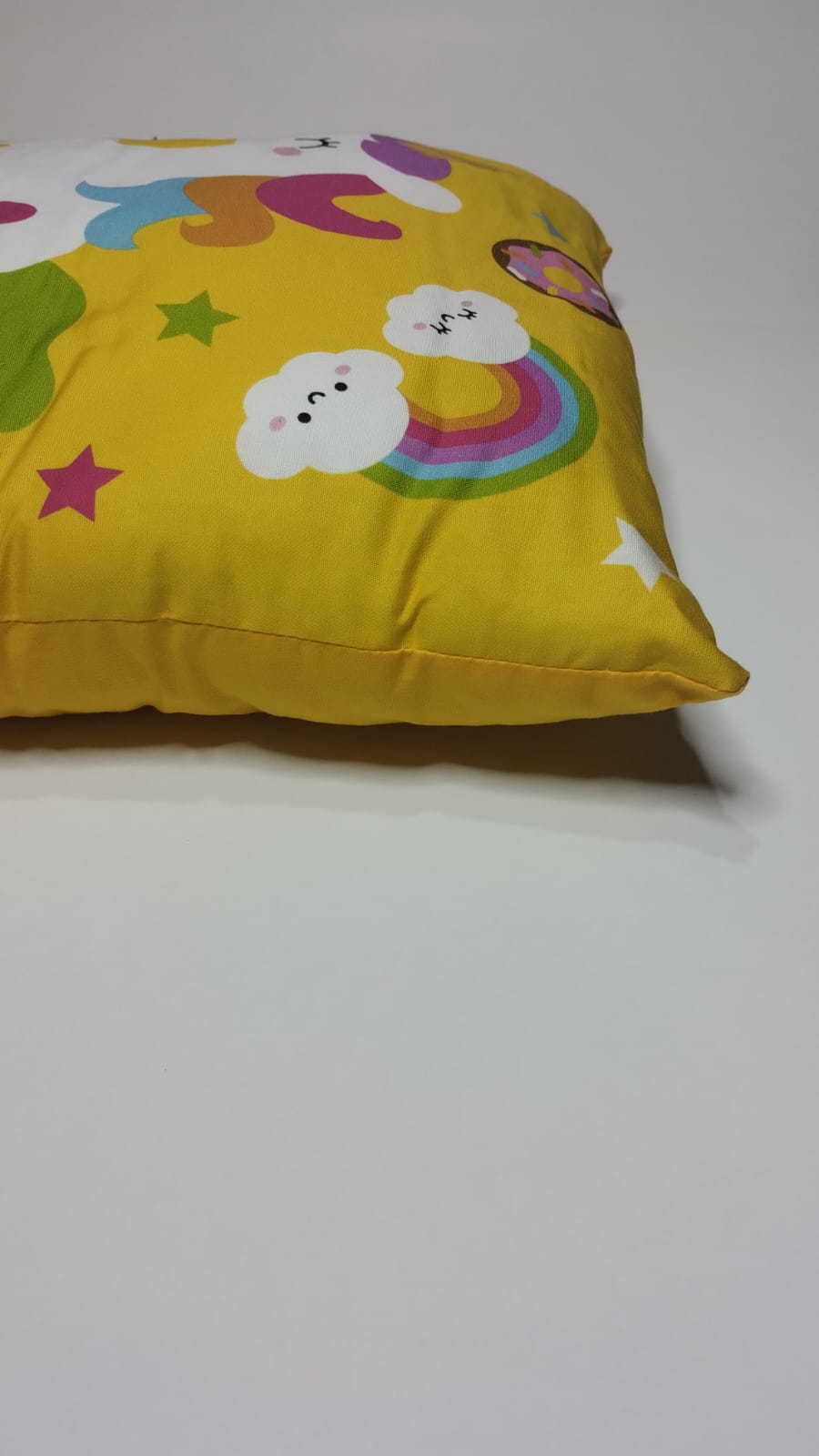 Almofada infantil unicórnio amarelo