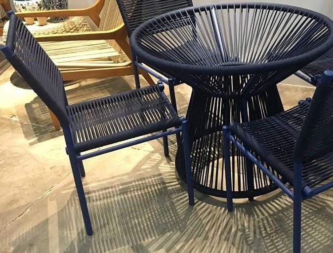 AJ              K7- Conjunto de mesa e 4 cadeiras Belle