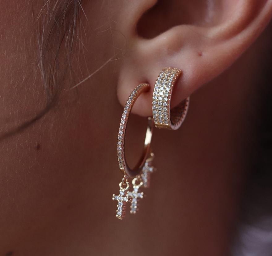 Brinco de Argola com Três/ 3 Cruz Cravejadas em Zircônia Penduradas - Semijoia Argolinha18k