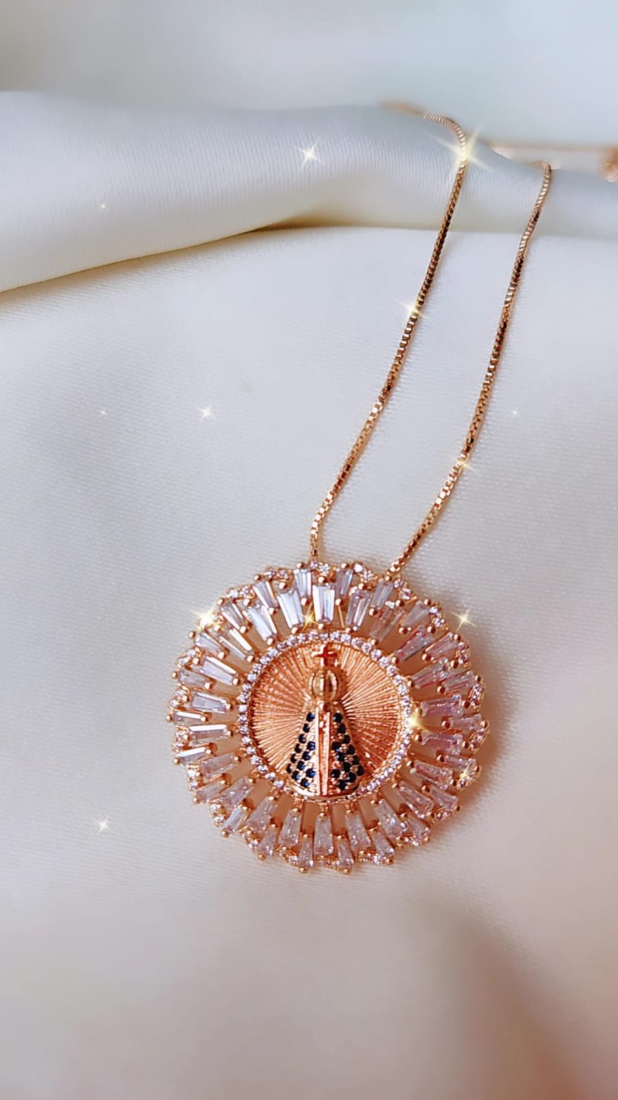 Colar Mandala Nossa Senhora Cravejada com Zircônias Azuis- Semijoia Banhada a Ouro 18K