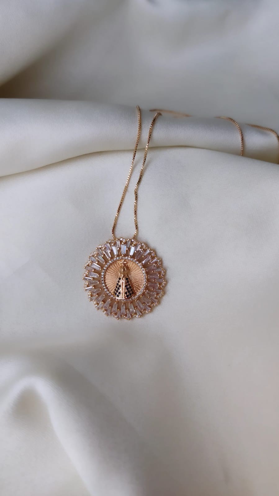 Colar Mandala Nossa Senhora Cravejada com Zircônias Azuis- Semijoia Banhada a Ouro 18K