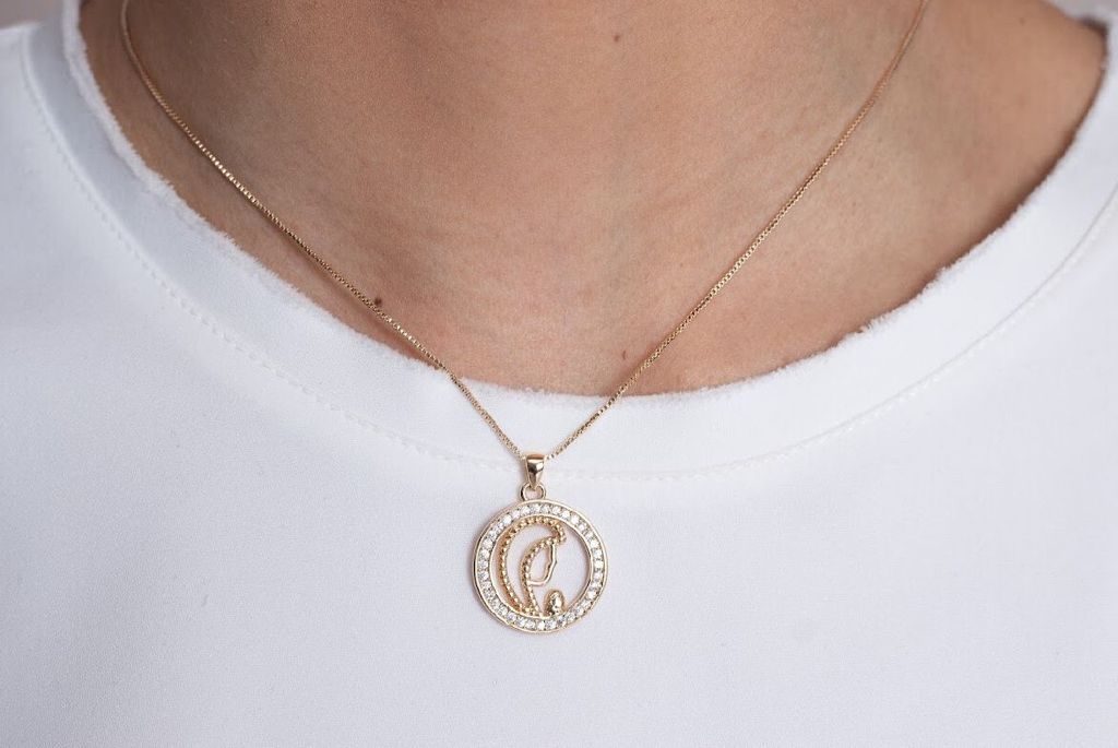 Colar Nossa Senhora Orando Cravejada Banhada a Ouro 18K