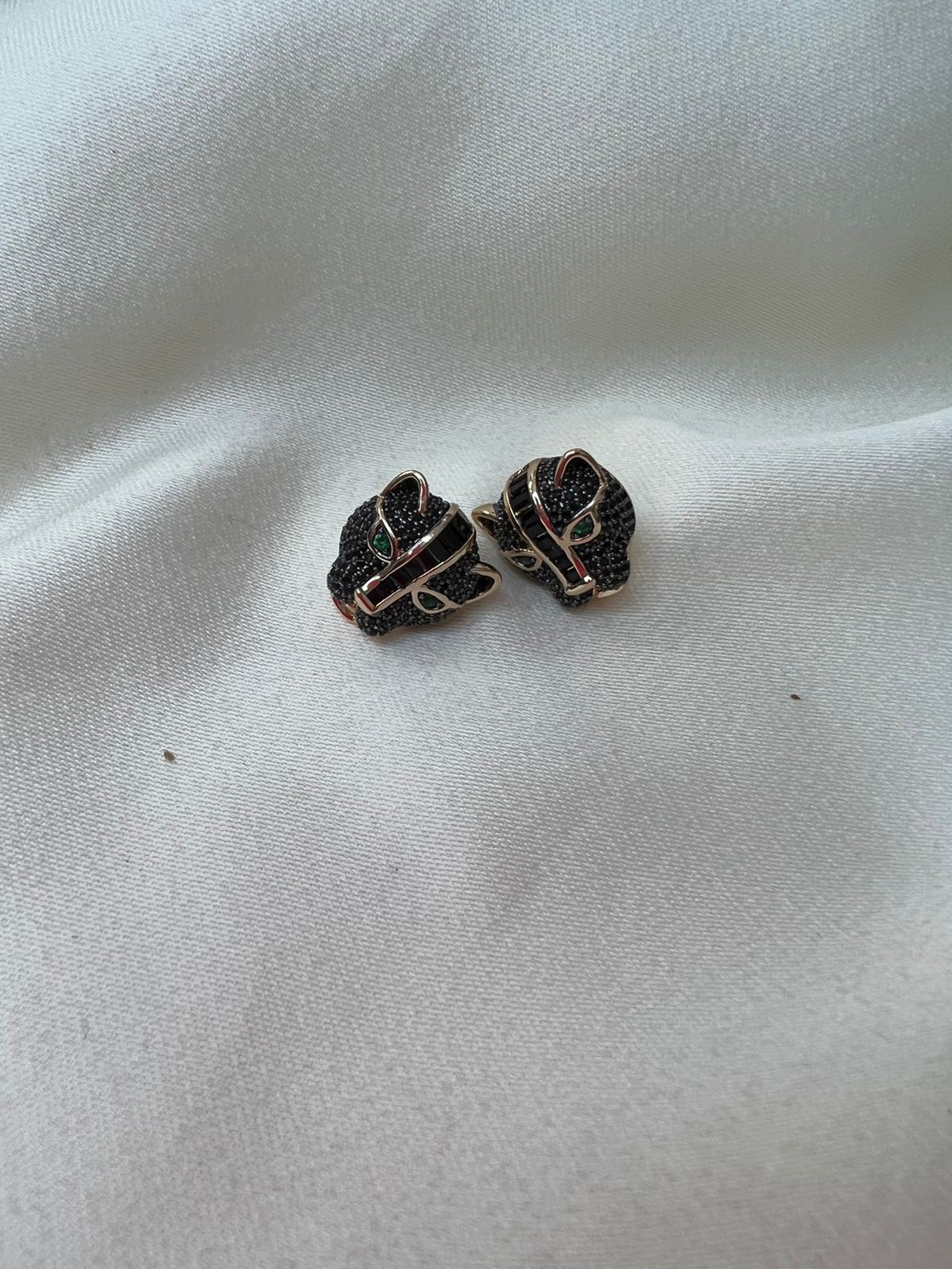Conjunto Pantera Negra Luxo Preta ou Cristal Todo Cravejado- Semijoia Banhada Ouro 18K