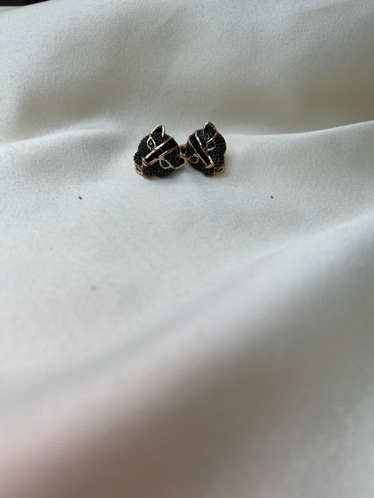 Conjunto Pantera Negra Luxo Preta ou Cristal Todo Cravejado- Semijoia Banhada Ouro 18K