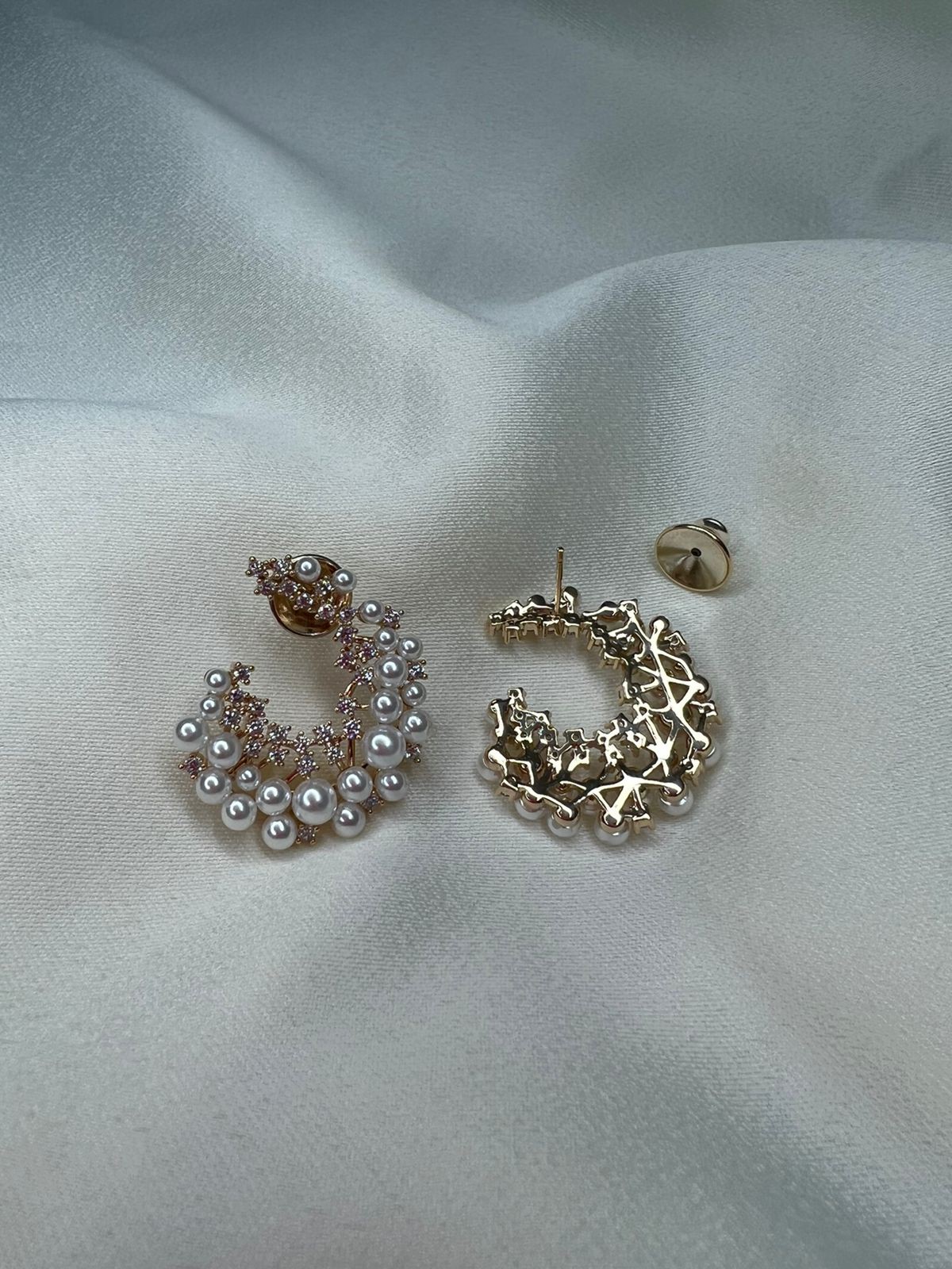 Brinco Em Forma de C com Perolas e Cravejado em Zirconias- Semijoia Banhada Ouro 18K