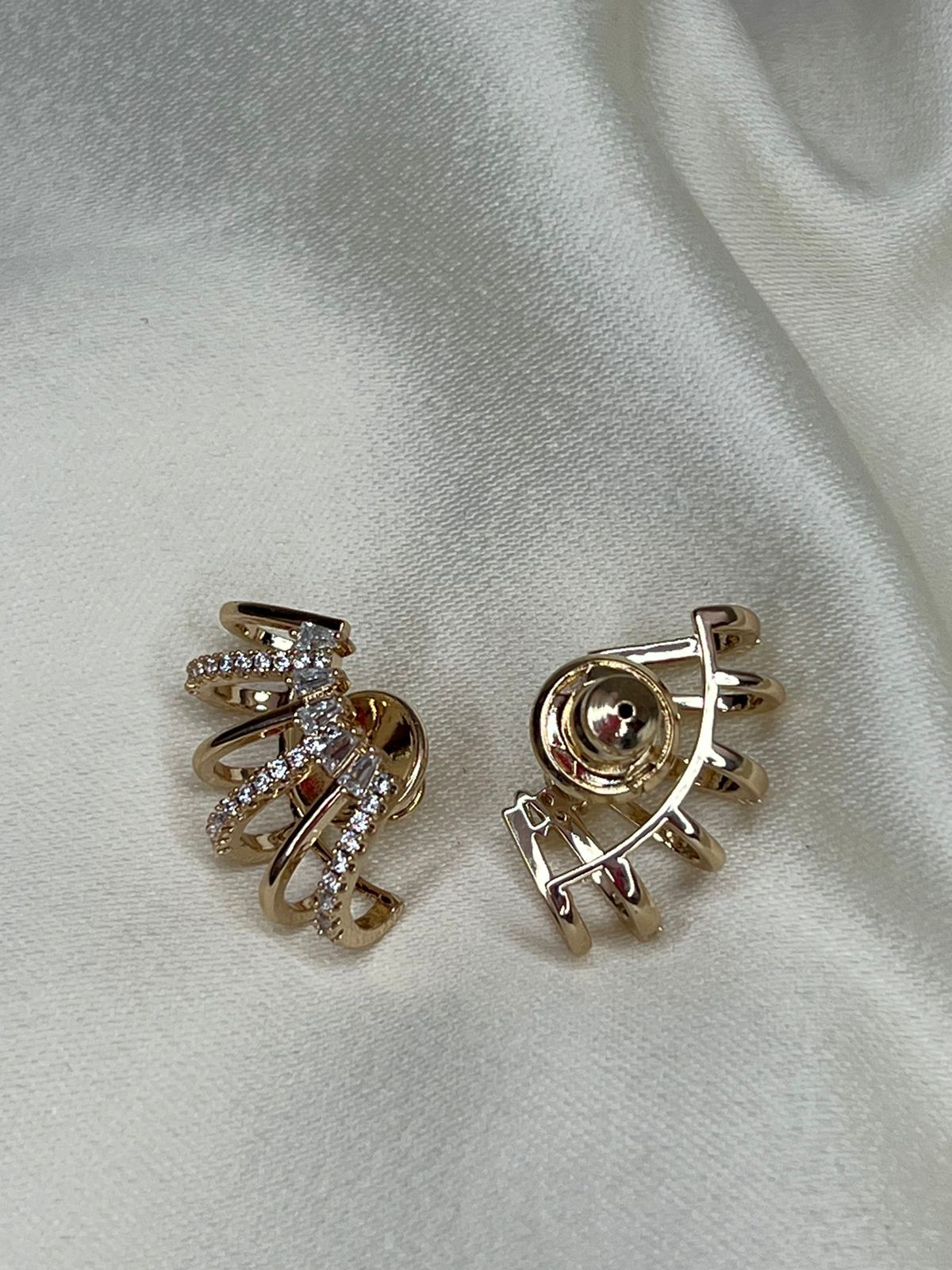 Brinco Mini Earcuff Cristal - Brilho com Atitude no Seu Estilo - Semijoia Banhada a Ouro 18K