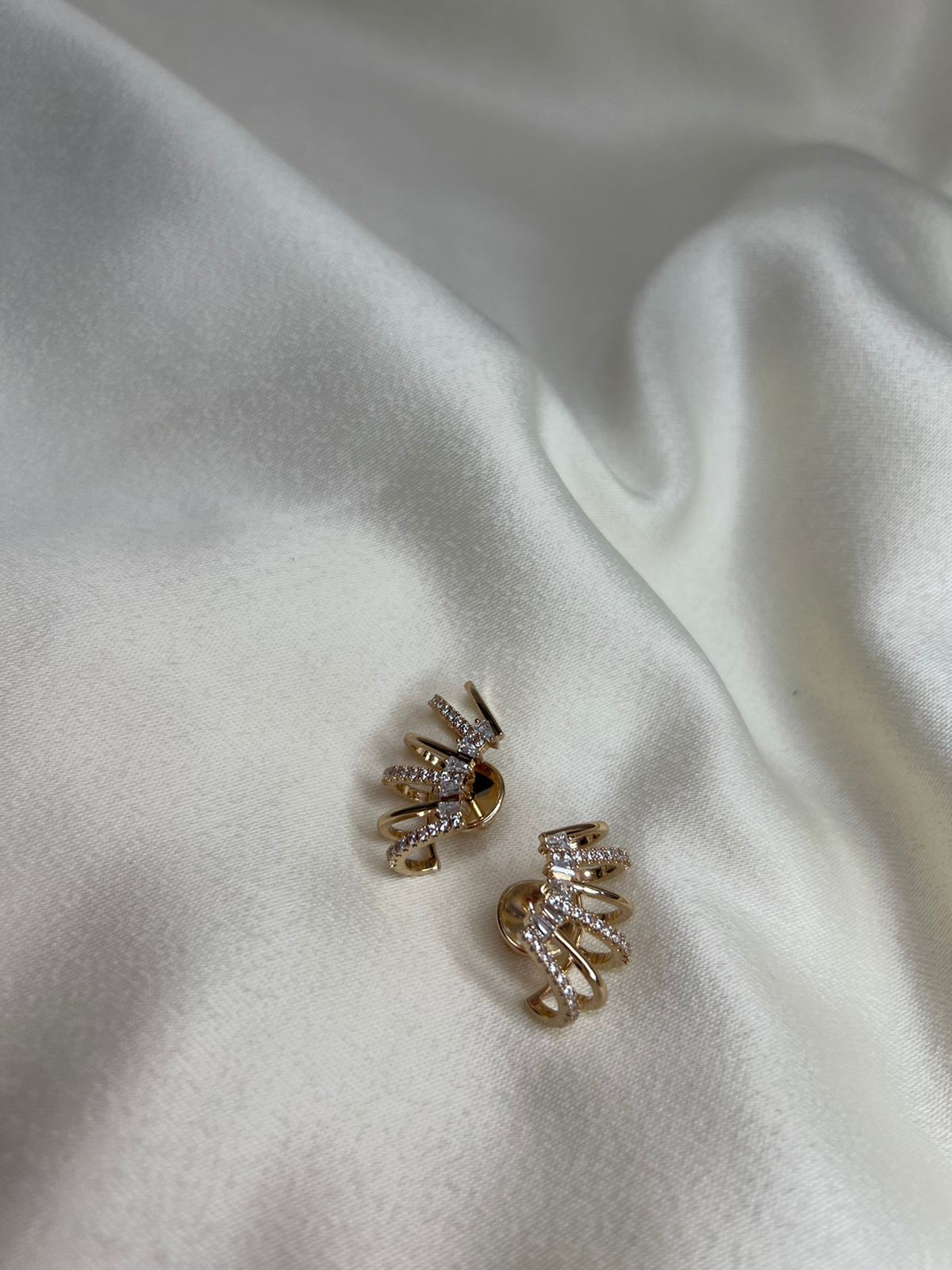 Brinco Mini Earcuff Cristal - Brilho com Atitude no Seu Estilo - Semijoia Banhada a Ouro 18K