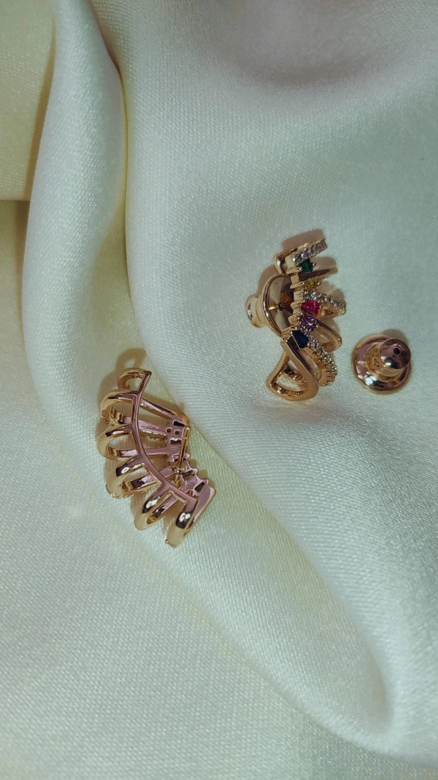 Brinco Mini Earcuff Cristal - Brilho com Atitude no Seu Estilo - Semijoia Banhada a Ouro 18K